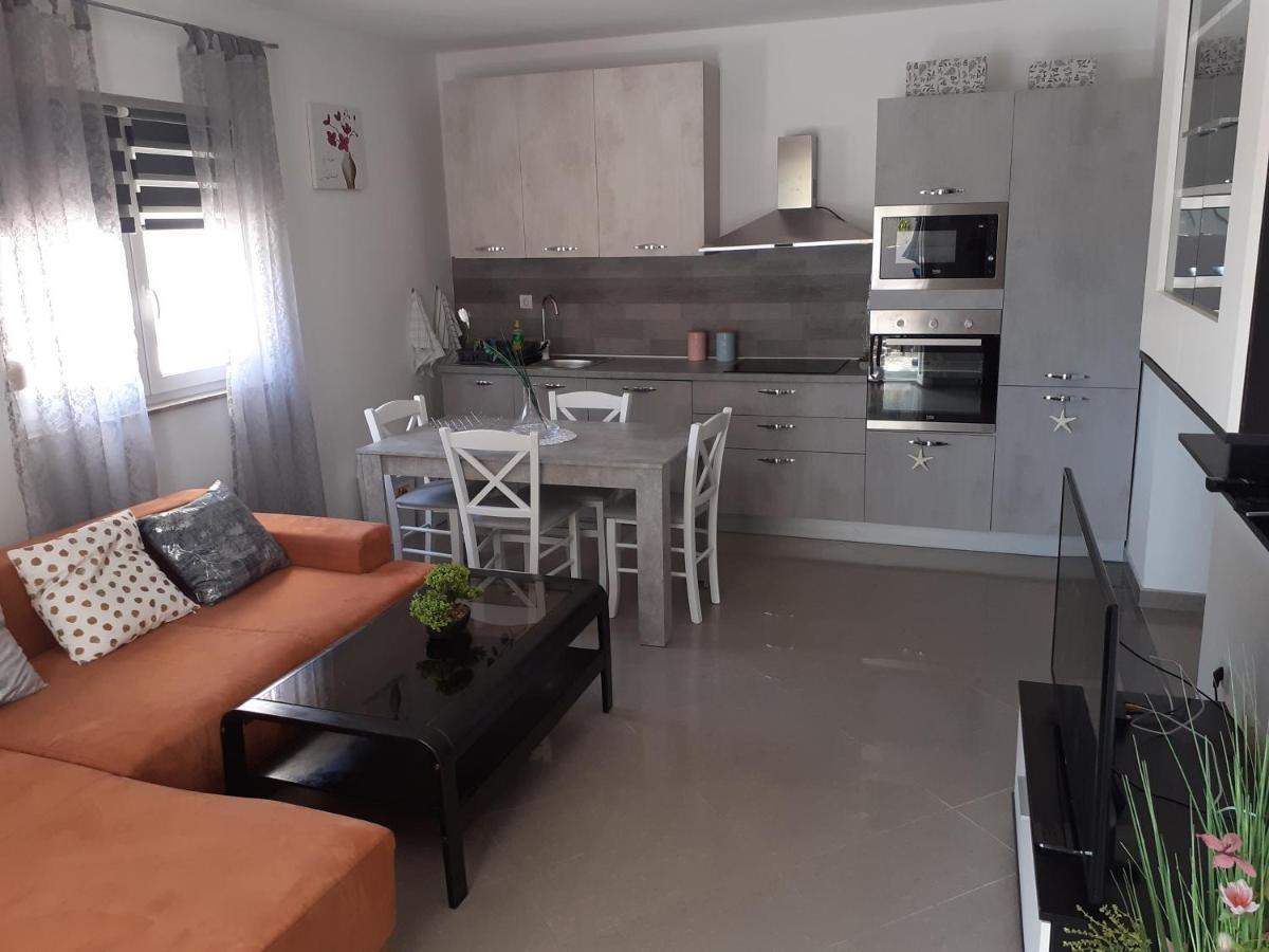 Apartman Nada Apartment Liznjan Ngoại thất bức ảnh